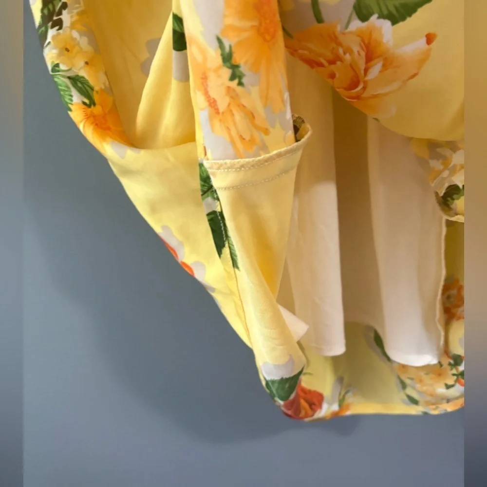 Simple Retro Yellow Floral Elena Dress Size XS, scoop
Neck, spaghetti strap - Picture 5 of 5